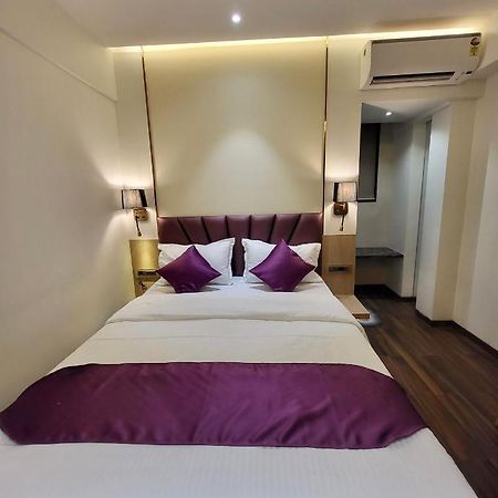 Vishal Hall Hotel Мумбай Екстериор снимка