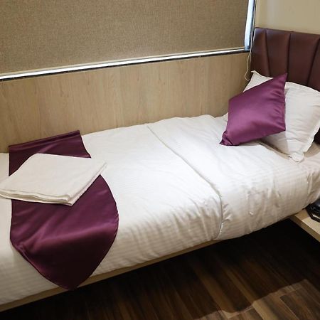 Vishal Hall Hotel Мумбай Екстериор снимка