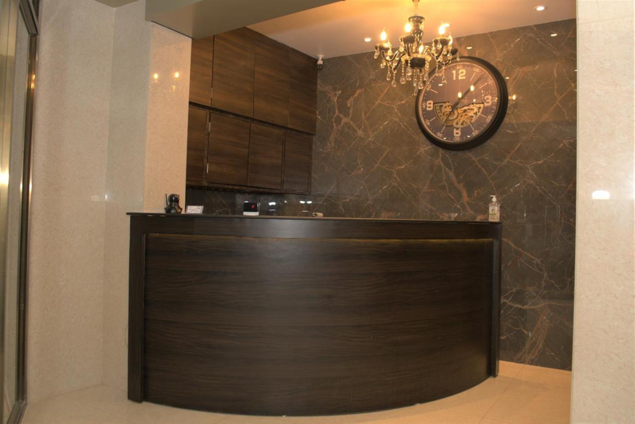 Vishal Hall Hotel Мумбай Екстериор снимка