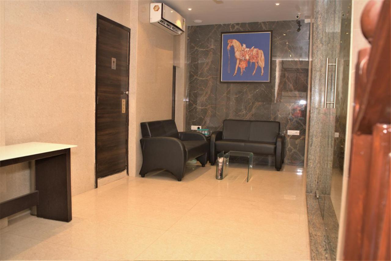 Vishal Hall Hotel Мумбай Екстериор снимка