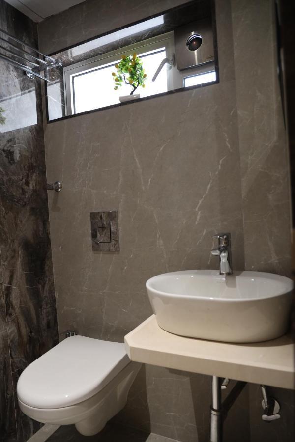Vishal Hall Hotel Мумбай Екстериор снимка