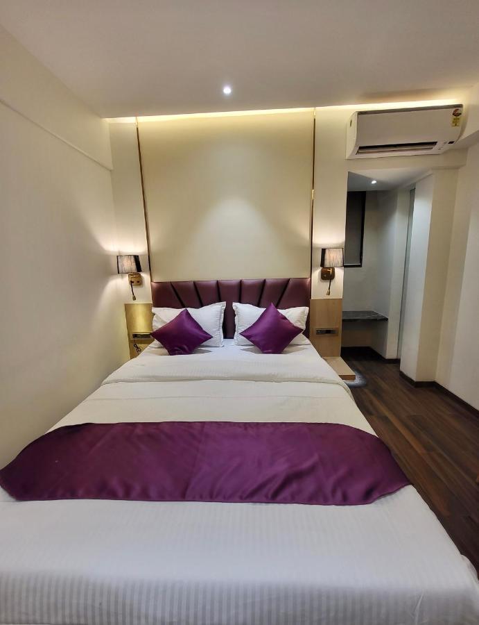 Vishal Hall Hotel Мумбай Екстериор снимка
