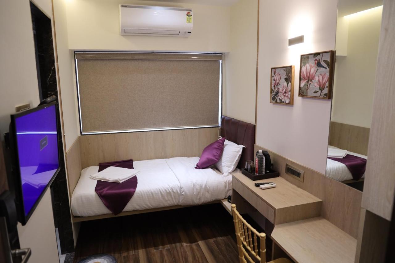 Vishal Hall Hotel Мумбай Екстериор снимка