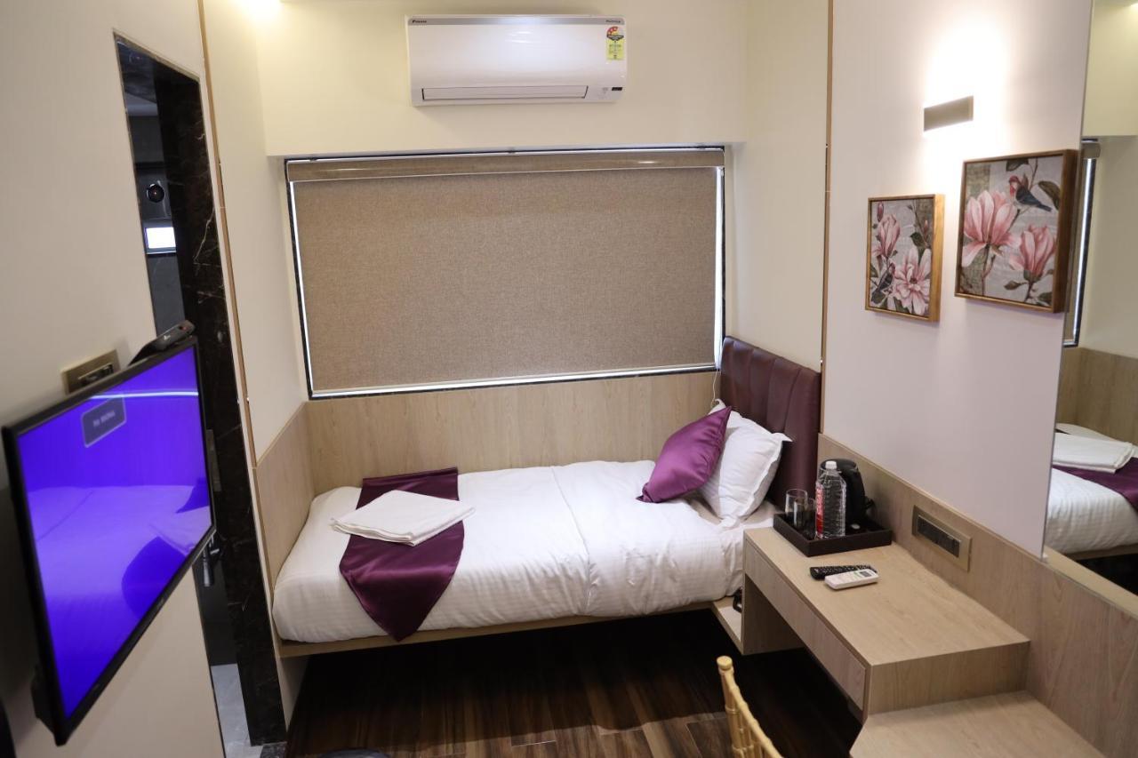 Vishal Hall Hotel Мумбай Екстериор снимка