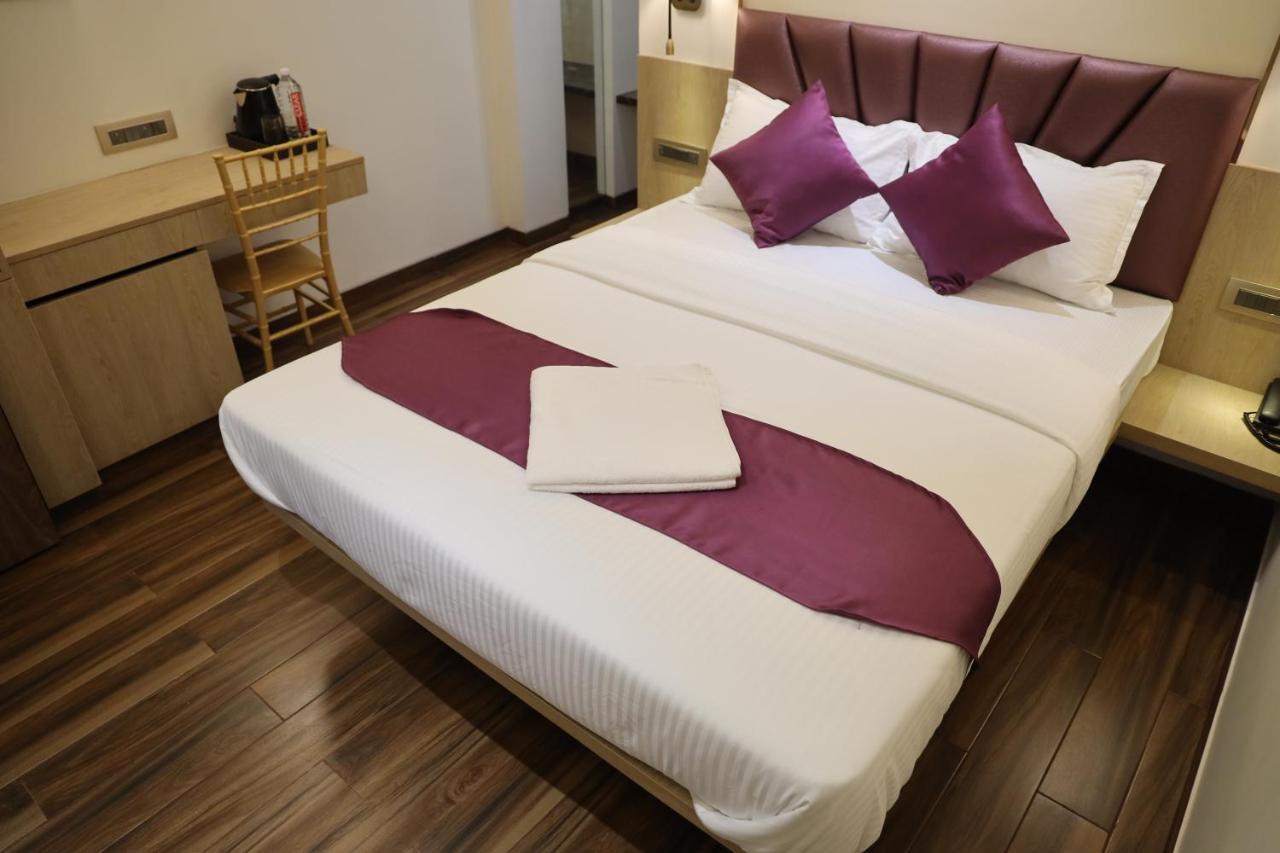 Vishal Hall Hotel Мумбай Екстериор снимка