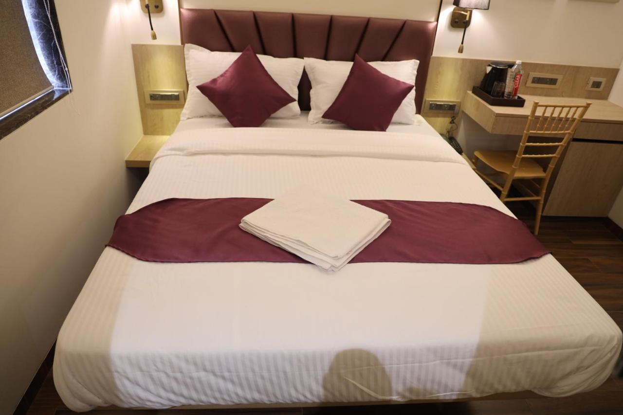 Vishal Hall Hotel Мумбай Екстериор снимка