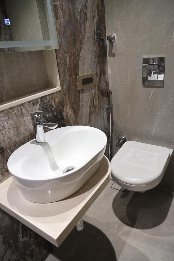 Vishal Hall Hotel Мумбай Екстериор снимка