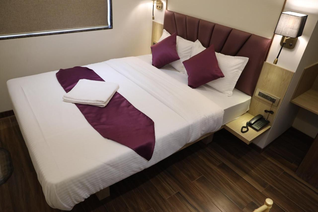 Vishal Hall Hotel Мумбай Екстериор снимка