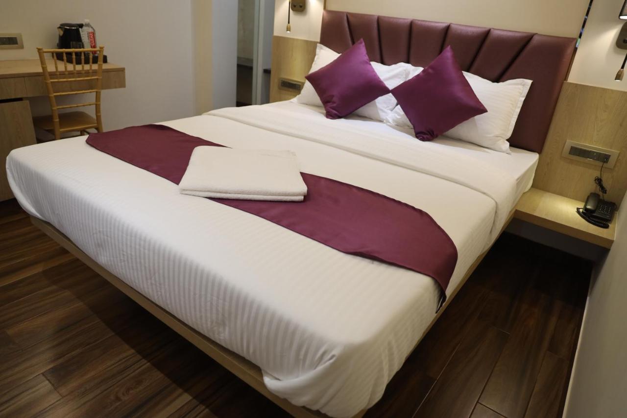 Vishal Hall Hotel Мумбай Екстериор снимка