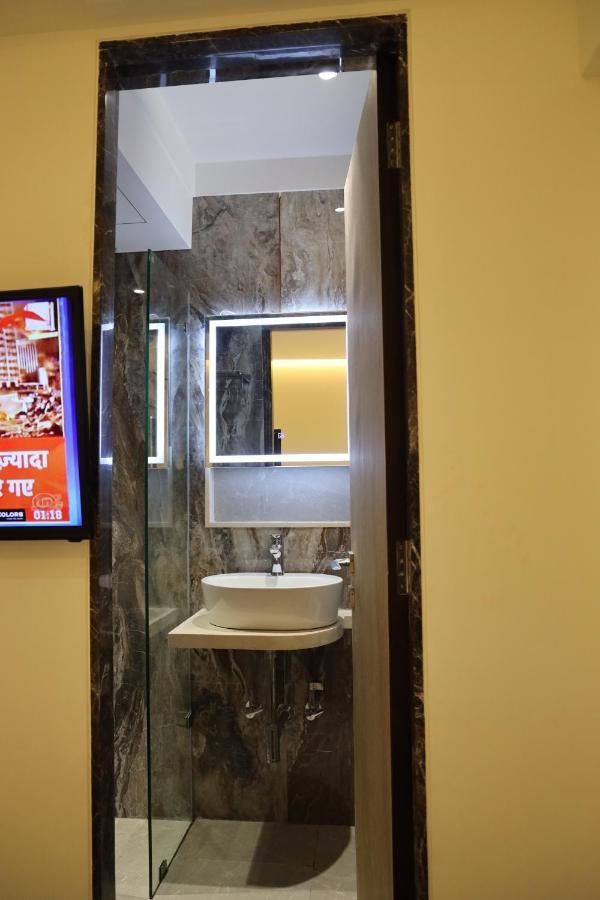 Vishal Hall Hotel Мумбай Екстериор снимка