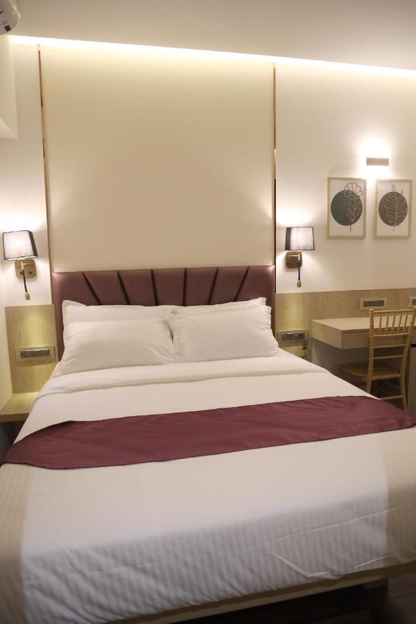 Vishal Hall Hotel Мумбай Екстериор снимка
