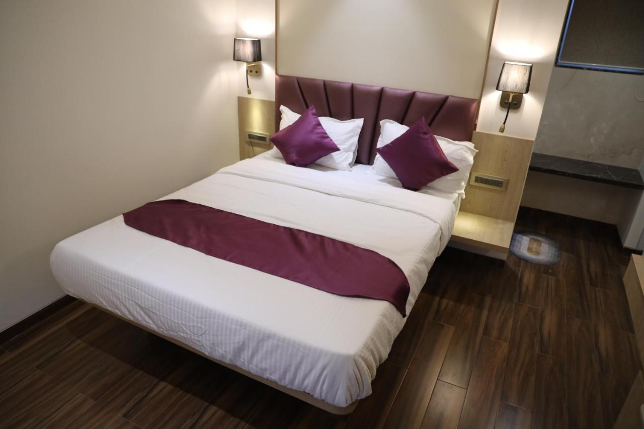 Vishal Hall Hotel Мумбай Екстериор снимка