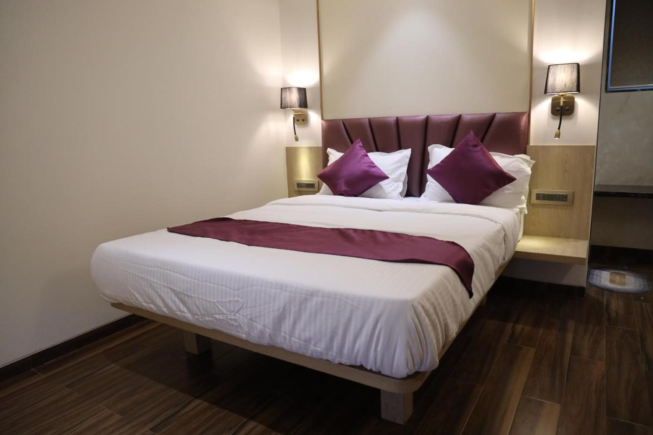 Vishal Hall Hotel Мумбай Екстериор снимка