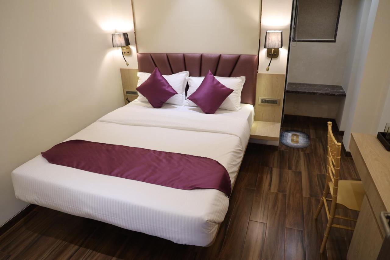 Vishal Hall Hotel Мумбай Екстериор снимка