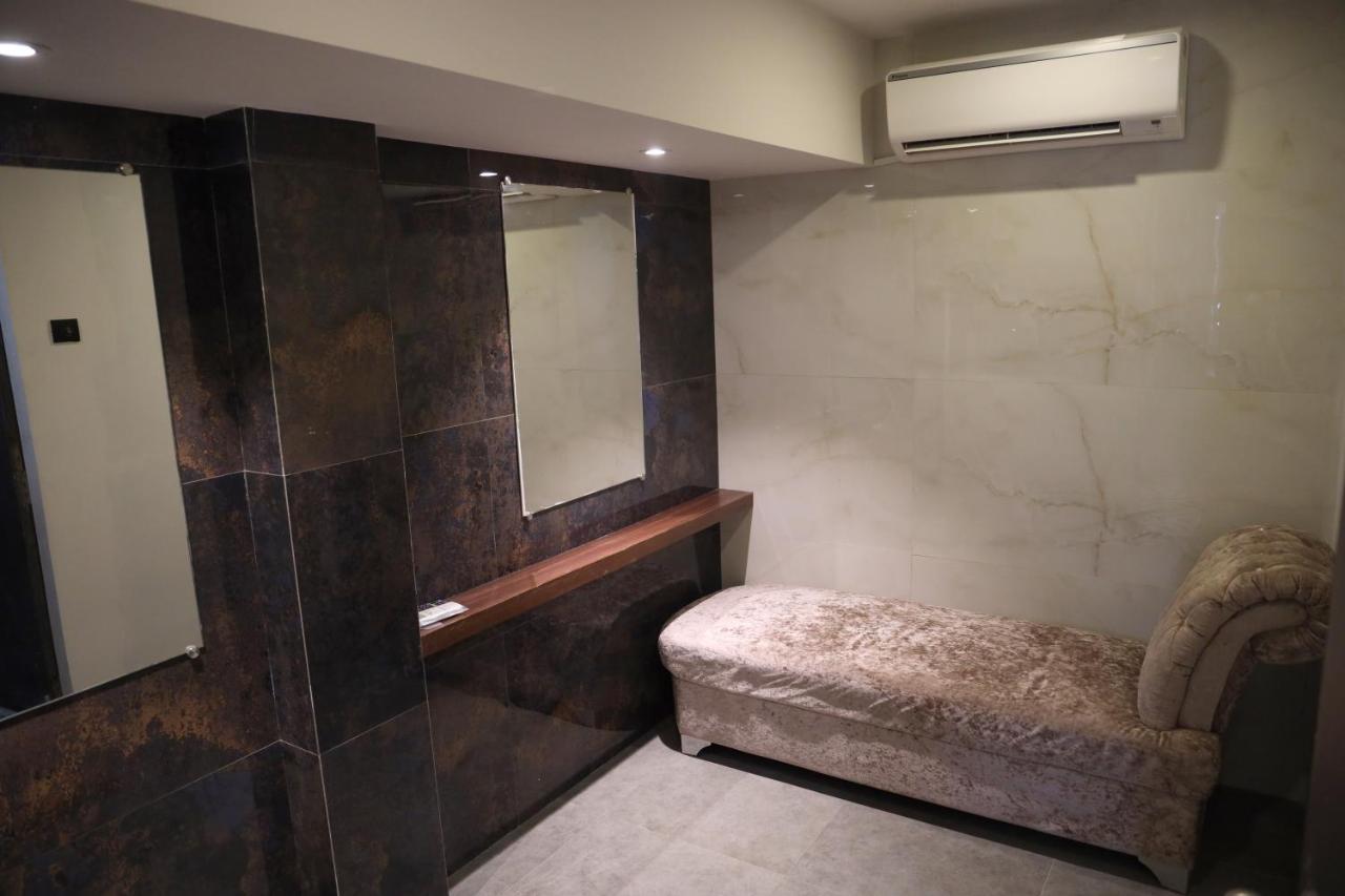 Vishal Hall Hotel Мумбай Екстериор снимка