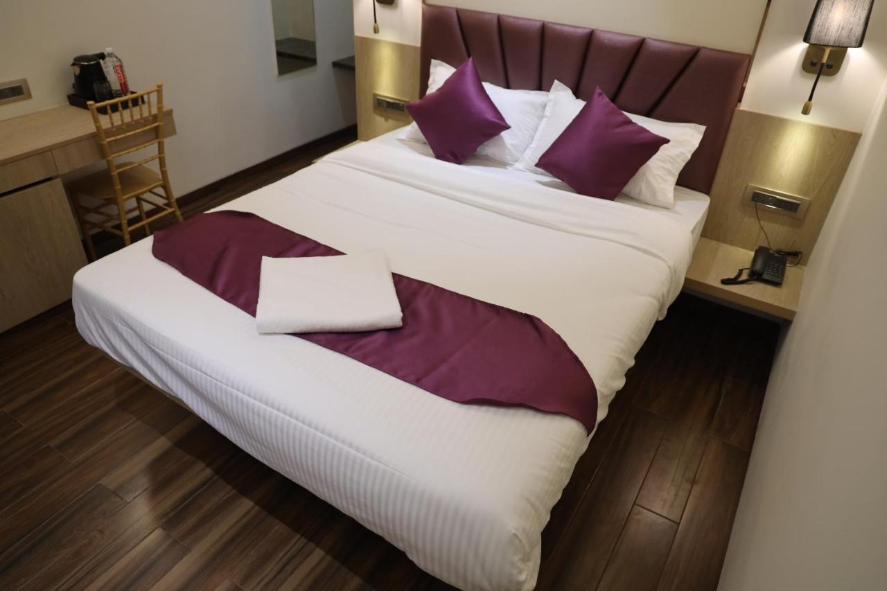 Vishal Hall Hotel Мумбай Екстериор снимка