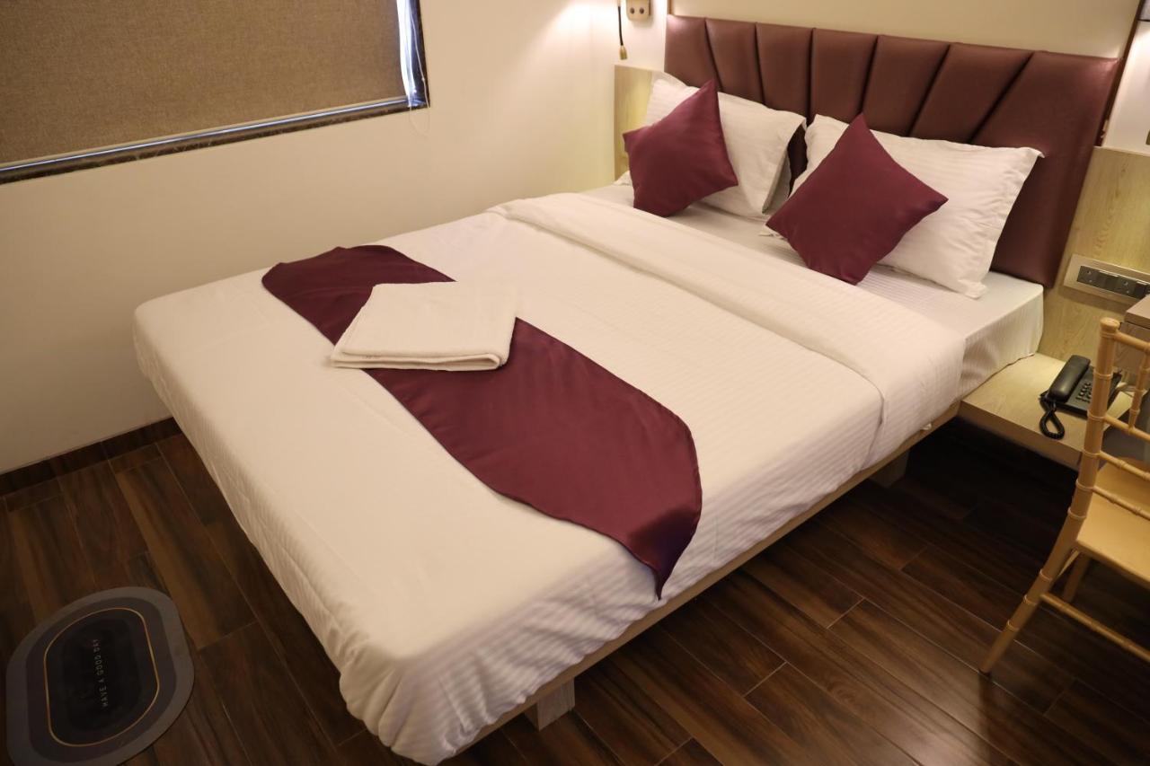 Vishal Hall Hotel Мумбай Екстериор снимка