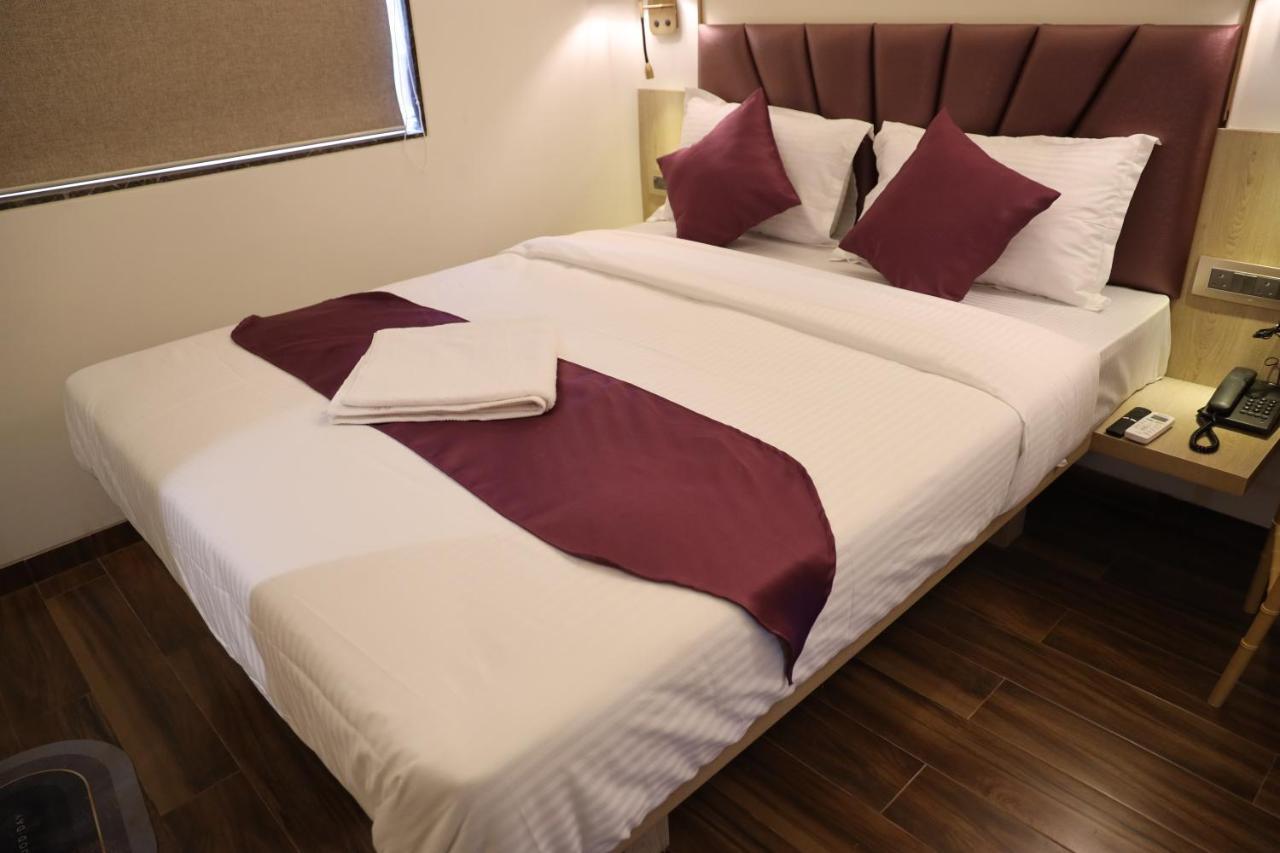 Vishal Hall Hotel Мумбай Екстериор снимка