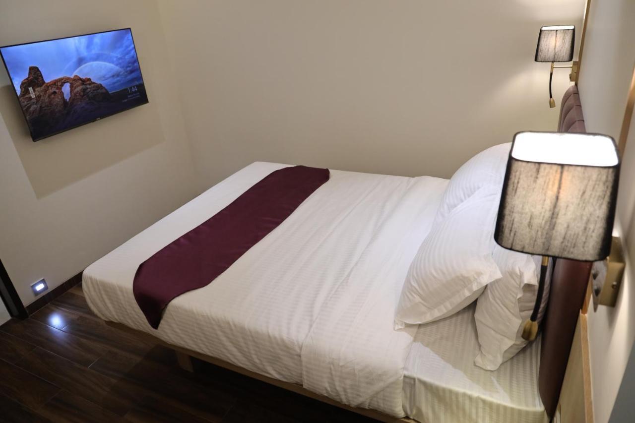 Vishal Hall Hotel Мумбай Екстериор снимка