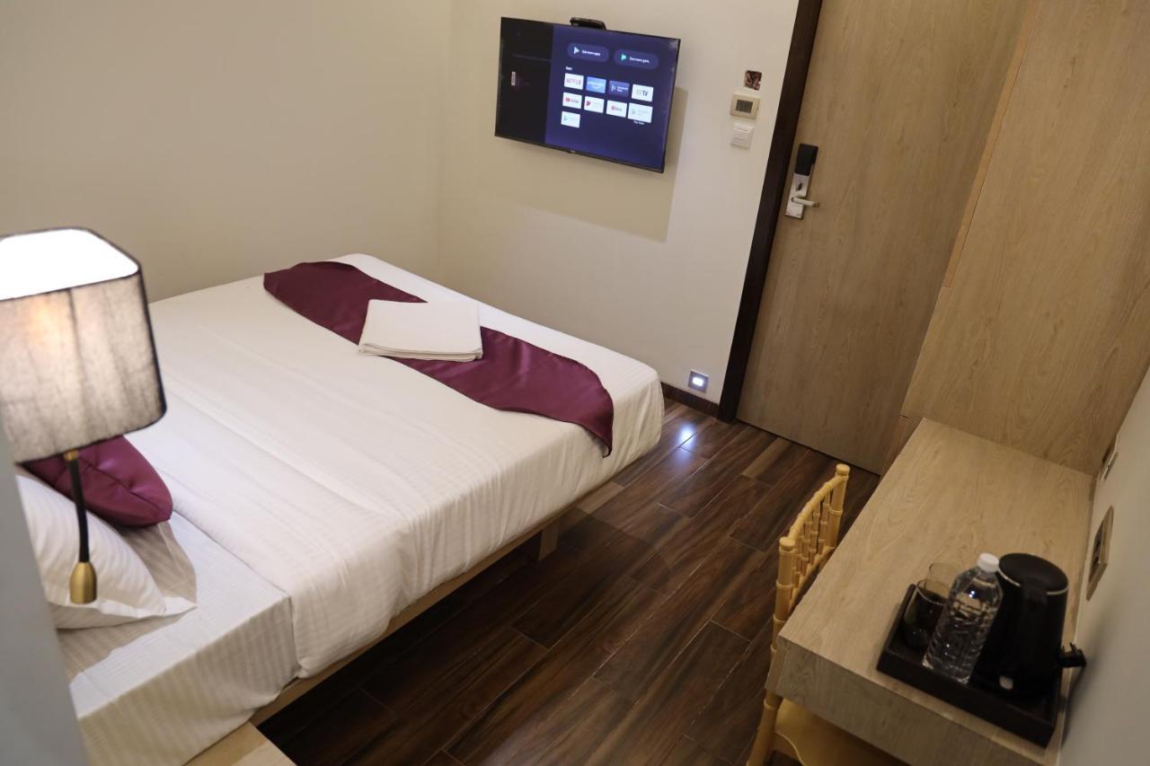 Vishal Hall Hotel Мумбай Екстериор снимка