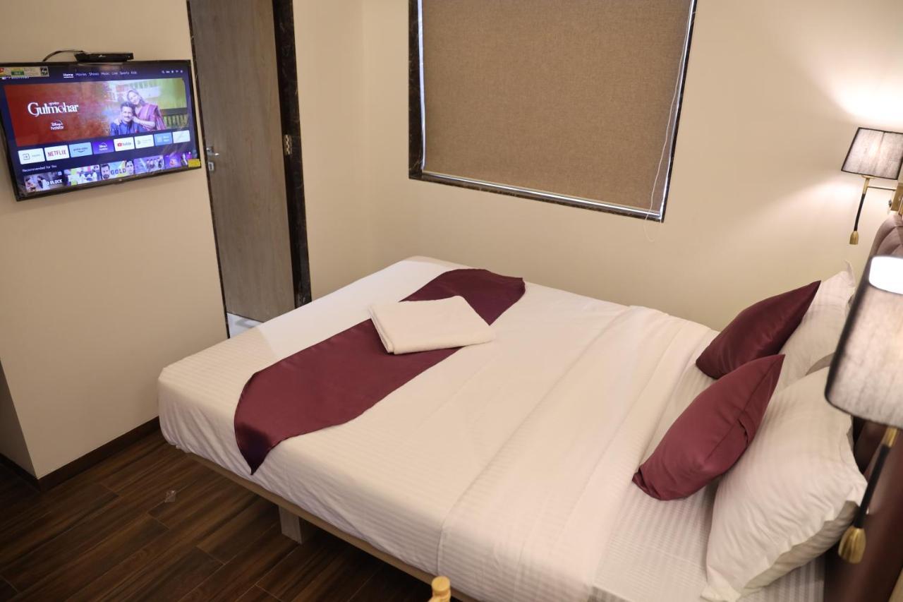 Vishal Hall Hotel Мумбай Екстериор снимка