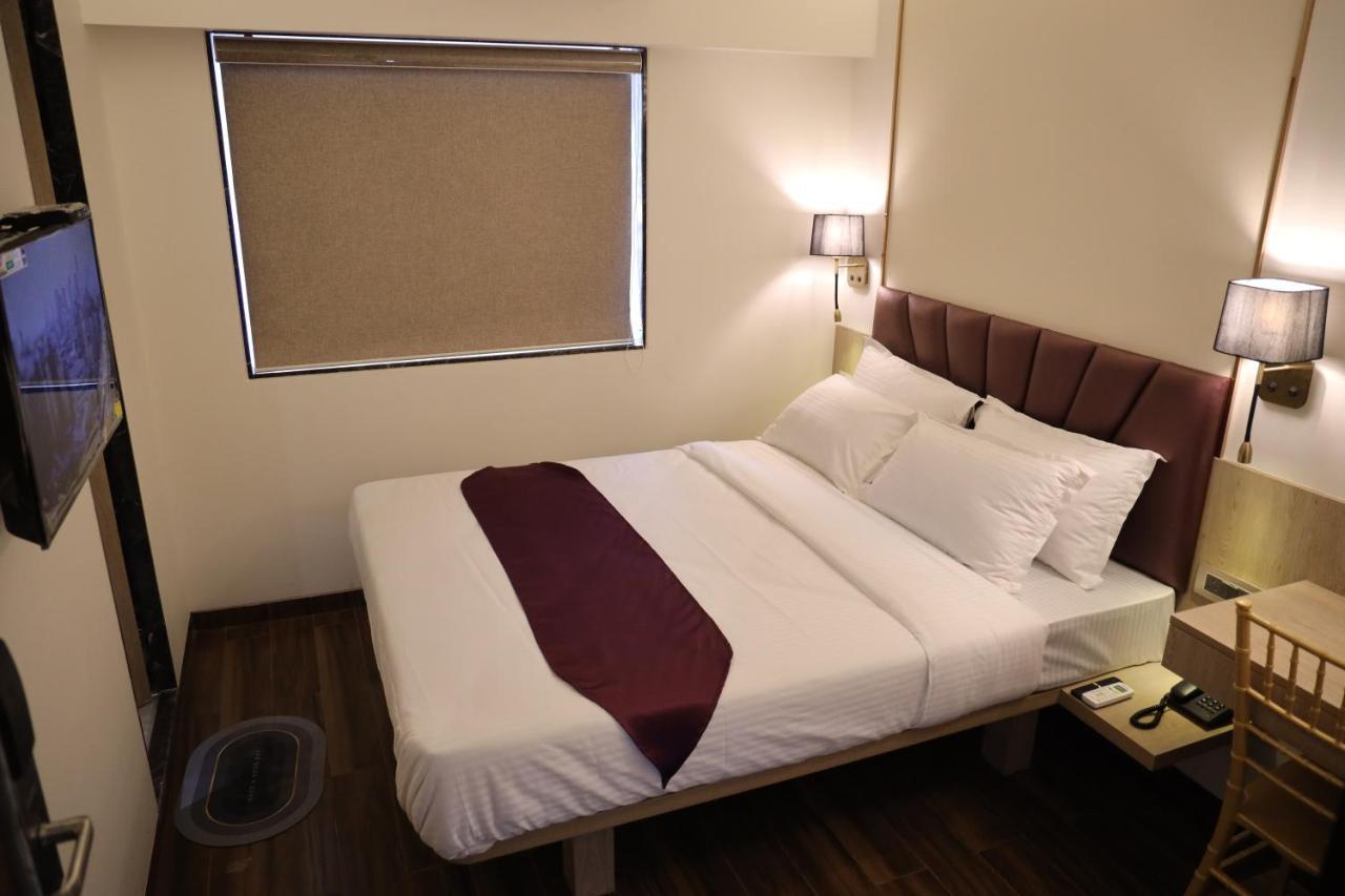 Vishal Hall Hotel Мумбай Екстериор снимка