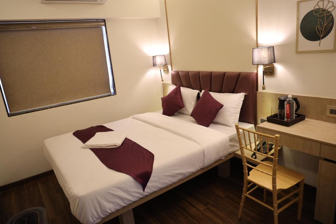 Vishal Hall Hotel Мумбай Екстериор снимка