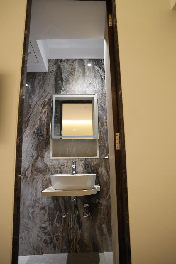 Vishal Hall Hotel Мумбай Екстериор снимка