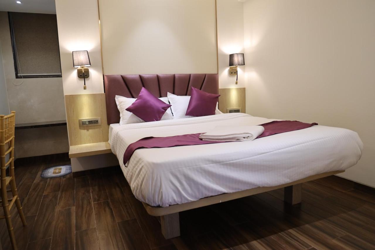 Vishal Hall Hotel Мумбай Екстериор снимка