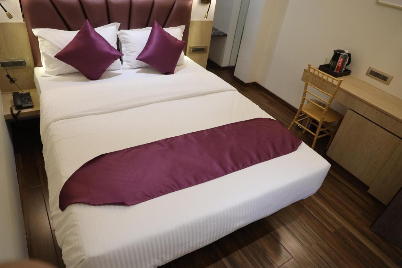 Vishal Hall Hotel Мумбай Екстериор снимка