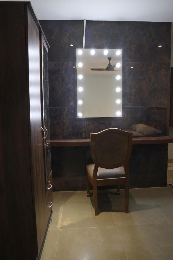 Vishal Hall Hotel Мумбай Екстериор снимка