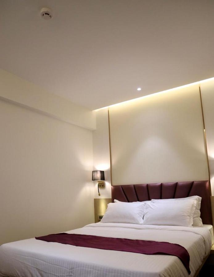Vishal Hall Hotel Мумбай Екстериор снимка