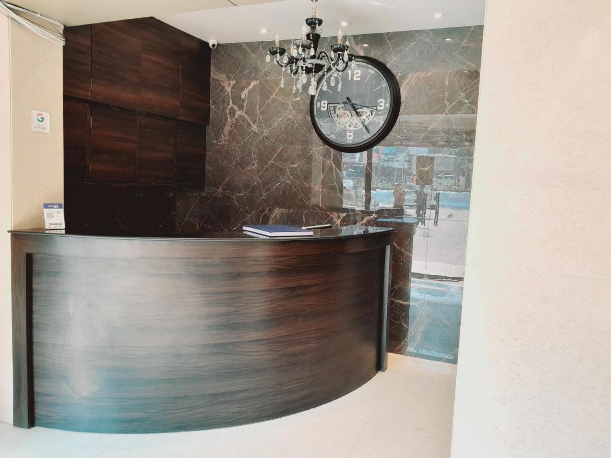 Vishal Hall Hotel Мумбай Екстериор снимка
