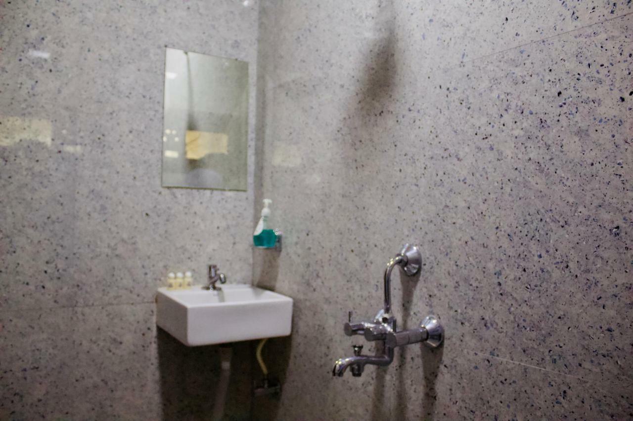 Vishal Hall Hotel Мумбай Екстериор снимка